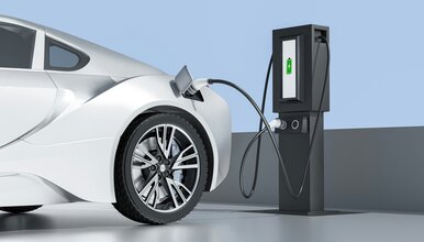 Průměrná cena za ojeté elektroauto činí 699 000 Kč, o 300 000 Kč méně než loni